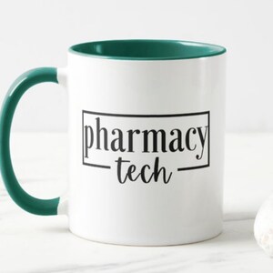 Pu&ograve; includere: Tazza da caff&egrave; in ceramica bianca con bordo e manico verde acqua. La tazza ha la scritta "pharmacy tech" stampata in nero sul davanti.