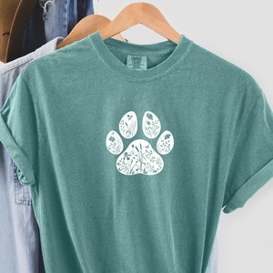 Comfort Colors Dog Mama Christmas Shirt, Dog Lover Tshirt, Dog Paw Tee, Flower Paw Tshirt, Dog Mother Xmas Gift for Mother, Dog Dad Shirt