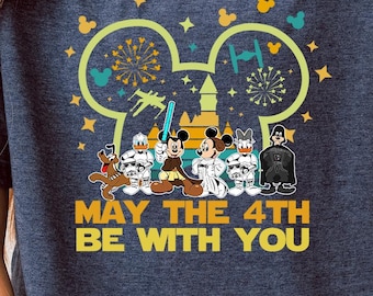 Camiseta de Disney "May The 4th Be With You", temática de Star Wars con Mickey y sus amigos, ideal para toda la familia.