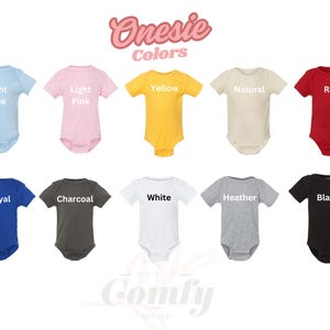 K&ouml;nnte beinhalten: Zehn Bodys in verschiedenen Farben, darunter hellblau, hellrosa, gelb, natur, rot, royalblau, anthrazit, wei&szlig;, grau meliert und schwarz. Die Bodys sind in zwei Reihen mit jeweils f&uuml;nf angeordnet. Das Wort "Onesie Colors" ist oben im Bild in rosa geschrieben.