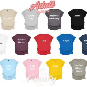 K&ouml;nnte beinhalten: Eine Tabelle mit 15 verschiedenen T-Shirt-Farben, darunter Natur, Sportgrau, Dunkelgrau meliert, Schwarz, Wei&szlig;, Rotbraun meliert, Rot, Royalblau, Marineblau meliert, Hellblau, Hellrosa, Daisy, Milit&auml;rgr&uuml;n meliert. Der Text "Adult Colors" befindet sich oben in der Tabelle.