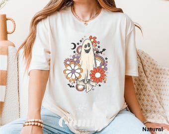 Retro Floral Ghost Shirt – Aesthetic Spooky Season Graphic Tee, Halloween Ghost with Flowers Shirt, Fall T-Shirt for Women