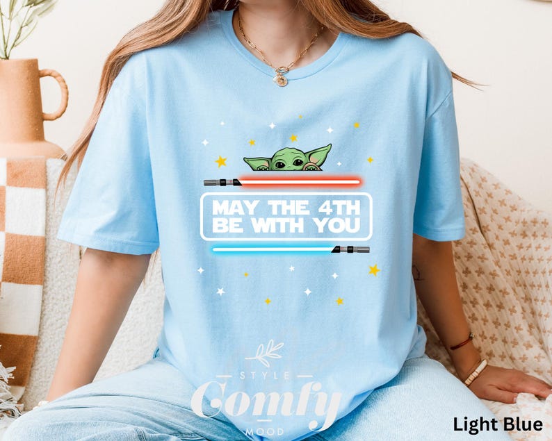 K&ouml;nnte beinhalten: Hellblaues T-Shirt mit einem Cartoon-Bild eines gr&uuml;nen Au&szlig;erirdischen mit dem Text "M&ouml;ge der 4. Mai mit dir sein".