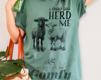 Comfort Colors® Sé que me pastoreas camisa, camisas amantes de la granja, camisa de granjero, agricultura, campo, regalo para granjero, camisa de oveja, granja linda