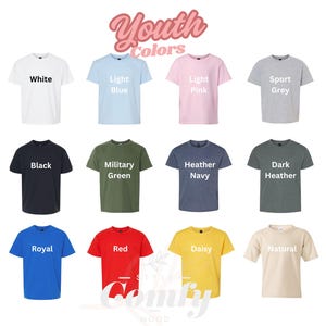K&ouml;nnte beinhalten: Eine Tabelle mit 12 verschiedenen T-Shirt-Farben f&uuml;r Kinder. Die Farben sind: Wei&szlig;, Hellblau, Hellrosa, Sportgrau, Schwarz, Milit&auml;rgr&uuml;n, Marineblau meliert, Dunkelgrau meliert, K&ouml;nigsblau, Rot, Gelb Daisy und Natur.