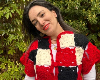 Suéter tipo chaleco con top corto cuadrado de abuela hecho a mano en crochet