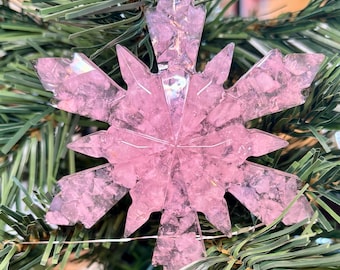 Hängande juldekoration med snöflinga i rosenkvartskristall | Handgjord av riktiga ädelstenar och harts
