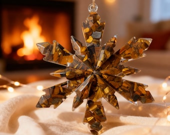 Hängande juldekoration med tigerögakristall och snöflinga | Handgjord av riktiga ädelstenar och harts