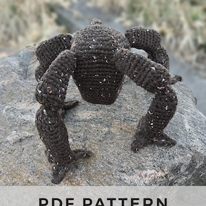 Peut inclure: Une tasse en céramique blanche avec une anse noire et le texte "But First, Coffee" dans un style manuscrit. La tasse est posée sur une surface blanche. La tasse mesure 10 cm de haut.