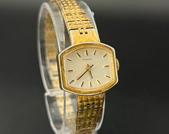 Montre à remontage Timex pour femme vintage des années 1970, boîtier carré doré, élégant bracelet, course à pied