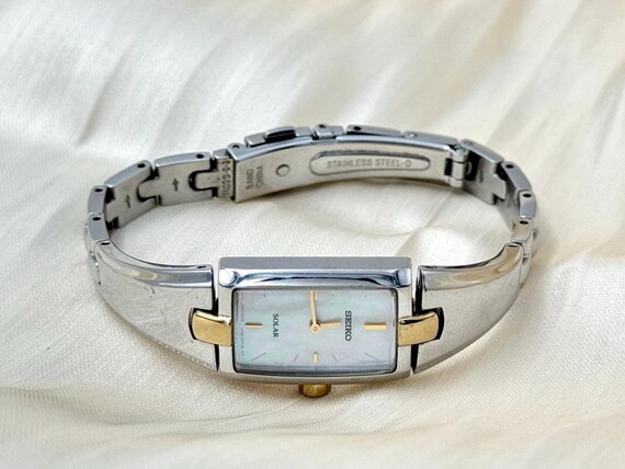 Elegante reloj Seiko Solar para mujer con esfera de nacar tono plateado y dorado regalo de reloj unico Etsy Espana