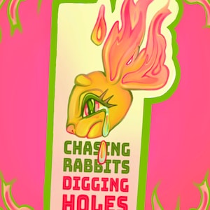 Op de afbeelding: Een geel cartoonkonijn met een groen oog en een traan, tegen een roze achtergrond met oranje vlammen. Het konijn staat in brand en er staat de tekst "CHASING RABBITS DIGGING HOLES" onder.