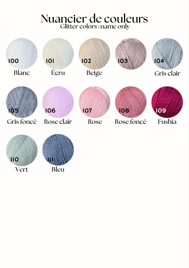 Op de afbeelding: Een kleurenkaart getiteld Nuancier de couleurs met de tekst Glitter colors: name only. Het toont twaalf ronde garenmonsters genummerd van 100 tot 111, in tinten wit, ecru, beige, roze, grijs, fuchsia, groen en blauw.