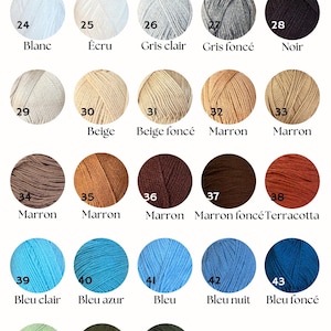 Op de afbeelding: Een kleurenkaart getiteld Nuancier de couleurs met drie&euml;ntwintig cirkelvormige garenmonsters gelabeld met de nummers 24 tot en met 46. De garenkleuren vari&euml;ren van wit, ecru, grijs en zwart tot diverse tinten beige, bruin, blauw en groen.
