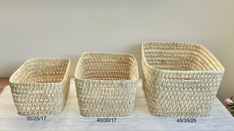 Puede incluir: Tres cestas de almacenamiento tejidas en diferentes tama&ntilde;os. Las cestas est&aacute;n hechas de materiales naturales y tienen un color beige claro. La cesta m&aacute;s peque&ntilde;a mide 35/25/17 pulgadas, la cesta del medio mide 40/30/17 pulgadas y la cesta m&aacute;s grande mide 45/35/25 pulgadas.