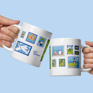 Sommer-Postkarten-Tasse - Lebendige Reise-Stempel-Kaffeetasse, Bunte Cartoon-Urlaubstasse, Fernweh-Geschenk für Reisende, Strand-Vibes-Trinkgeschirr