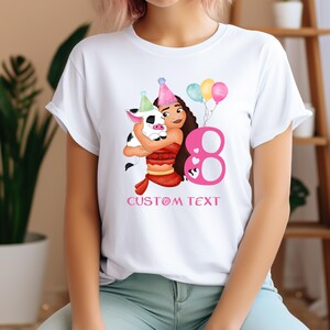 Pu&ograve; includere: Maglietta bianca con un'immagine di cartone animato di una ragazza che tiene un maiale, con il numero 8 e il testo "CUSTOM TEXT" stampato sotto.