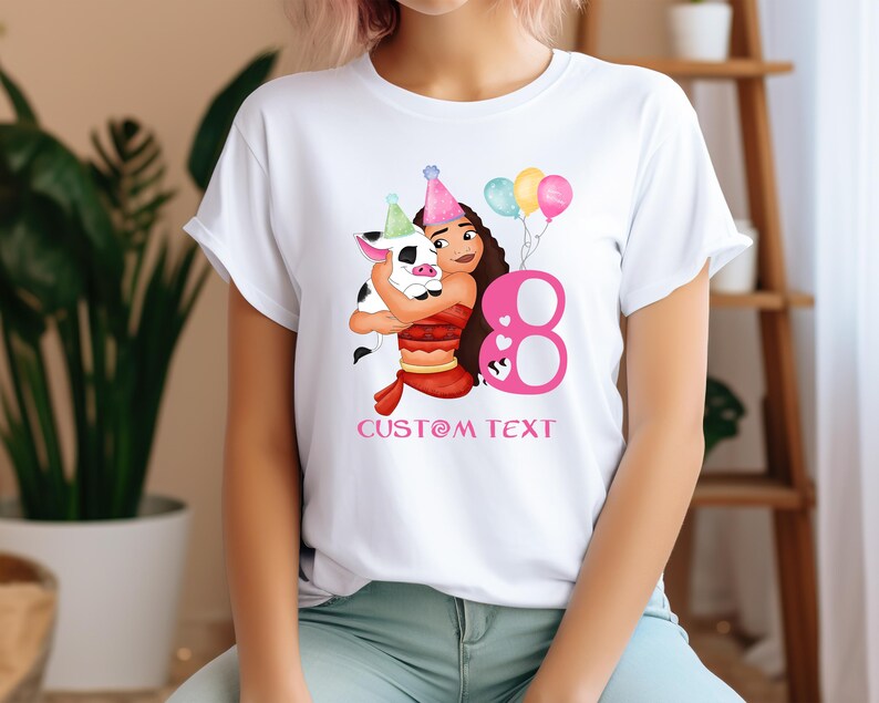 Pu&ograve; includere: Maglietta bianca con un'immagine di cartone animato di una ragazza che tiene un maiale, con il numero 8 e il testo "CUSTOM TEXT" stampato sotto.