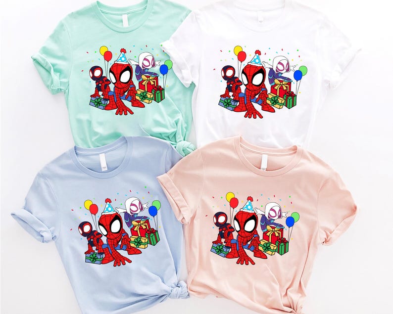 Puede incluir: Cuatro camisetas de diferentes colores con una imagen de dibujos animados de Spider-Man y Spider-Gwen celebrando un cumplea&ntilde;os con regalos y globos.