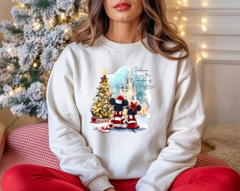 Sudadera navideña retro de Mickey y Minnie, sudadera navideña acogedora de Disney, fiesta navideña de Mickey, camiseta navideña del castillo mágico