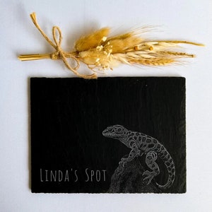 Könnte beinhalten: Schwarzes Schiefer-Serviertablett mit einem weißen, geätzten Eidechsen-Design und dem Text "LINDA'S SPOT".