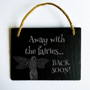 Weg mit den Feen, bald zurück – Hängeschild aus Naturschiefer, Feen-Wichtelschild, mystisches Geschenk, Heimdekoration, 20 cm x 14,5 cm