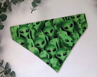 Alien Entführung Hundehalstuch, Katzenhalstuch, Over the collar Bandana, Alien Muster, Geschenk für Hunde mama, Hunde papa
