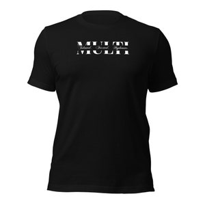 Puede incluir: Camiseta negra con texto blanco que dice "MULTI" con las palabras "Talented,  Favored,  Hypnotize." escritas en una fuente más pequeña debajo.