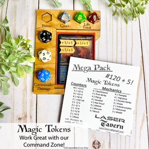 Może przedstawiać: Zestaw 125 żeton&oacute;w magicznych do gier planszowych, w tym żetony licznik&oacute;w i żetony mechaniki. Żetony są wykonane z drewna i występują w r&oacute;żnych kolorach. Zestaw zawiera r&oacute;wnież drewniane pudełko z przegr&oacute;dkami do przechowywania żeton&oacute;w. Pudełko ma miejsce na karty i uchwyty na kostki. Zestaw jest oznaczony jako "Mega Pack #120 + 5! Magic Tokens".