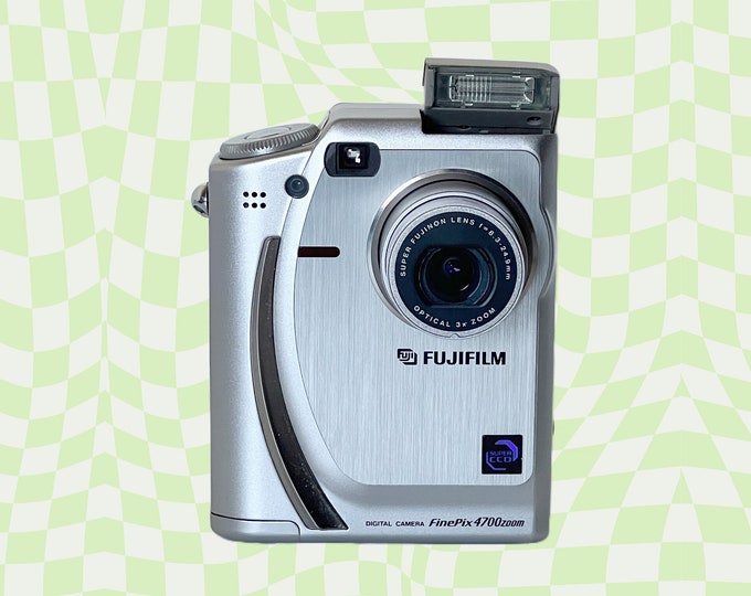 RARE Circa 2000 Fujifilm Finepix 4700Z 4700zoom Powers on Working