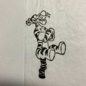 Könnte beinhalten: Schwarz-weiß-Zeichnung eines Cartoon-Tigers mit einem gestreiften Schwanz, der mit gekreuzten Beinen sitzt und lächelt.