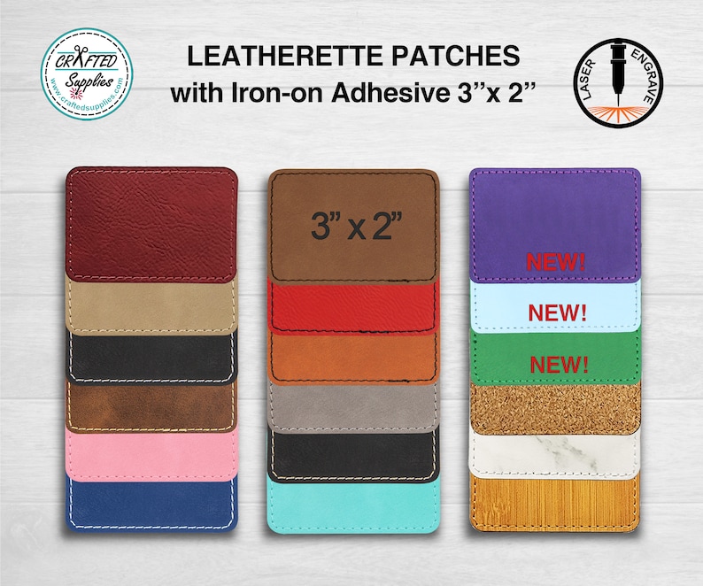 Op de afbeelding: Een set van 10 lederlook patches in verschillende kleuren en texturen, waaronder rood, bruin, zwart, grijs, roze, blauw, turquoise, kurk, marmer en hout. De patches zijn 7,6 cm bij 5,1 cm en hebben een strijkbare lijmlaag. De tekst "3" x 2" is gedrukt op de bruine patch. De tekst "NEW!" is gedrukt op de paarse, lichtblauwe en groene patches.