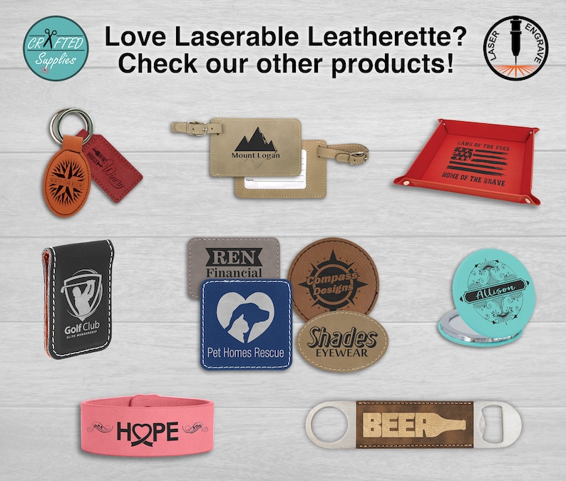 Op de afbeelding: Een verzameling lasergraveerbare kunstlederen producten, waaronder een sleutelhanger, een bagagelabel, een dienblad, een portemonnee, onderzetters, een compact spiegel, een armband en een flesopener. De producten bevatten verschillende ontwerpen en tekst, zoals "Golf Club", "Mount Logan", "Land of the Free, Home of the Brave", "REN Financial", "Compass Designs", "Shades Eyewear", "Pet Homes Rescue", "Allison", "HOPE" en "BEER".