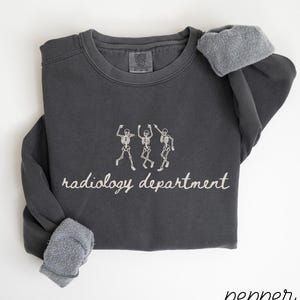 Sweat-shirt aux couleurs du service de radiologie • Sweat-shirt de travail RAD Tech avec squelettes dansants • Cadeau de technologie de radiologie • Cadeau de remise des diplômes d&#39;une équipe de radiologie