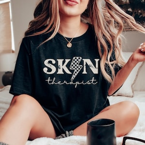 Retro Esthetician Shirt • Skin Therapist Tshirt • Aesthetician Gifts • Esthetician Graduation Gift • Skin Babe Tee • Checker Beautician T