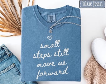 Camiseta Therapy Comfort Colors • Camiseta Small Steps Still Move Us Forward • Camiseta de terapeuta OT PT SLP • Terapeuta ocupacional • Maestro de educación especial