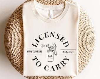 Camiseta de artista de bronceado en aerosol • Camiseta de trabajo de artista de bronceado en aerosol con licencia para portar • Regalo personalizado de técnico de bronceado en aerosol EST. 2025 • Salón de bronceado sin sol