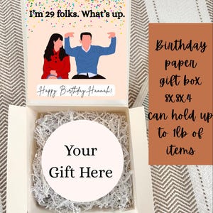 Scatola regalo per il compleanno di "New Girl Twenty Nine" / Scatola regalo personalizzata in carta 8x8x4 / Regalo di compleanno di "Ventinove" / Regalo di compleanno ispirato a "New Girl" di Schmidt /