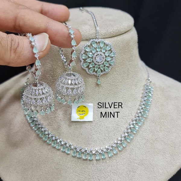 Collier ras de cou finition argentée avec diamants américains et pierres vert menthe, boucles d'oreilles Jhumki et Tika