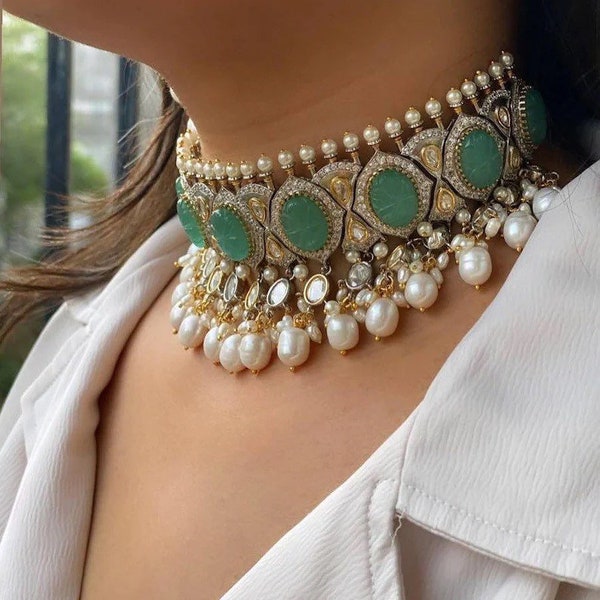 Sabyasachi inspiriertes ungeschnittenes Polki Kundan Choker Set mit Türkis geschnitzten Steinen und Perlen, inklusive Ohrringen und Tika