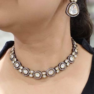 Op Sabyasachi geïnspireerde Victoriaanse tweekleurige afwerking ongesneden Polki Kundan-ketting met oorbellen
