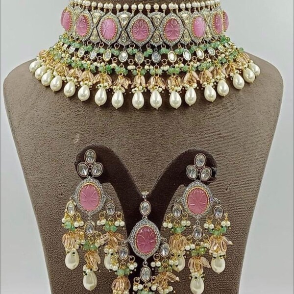 Set girocollo Polki Kundan non tagliato ispirato a Sabyasachi con pietre rosa intagliate (perline verdi/gialle) e perle, con orecchini e Tika