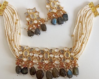 Sabyasachi inspirado victoriano acabado de doble tono sin cortar Polki sin cortar lámina Kundan, piedras de cuartos y perlas Piroyi conjunto de gargantilla con pendientes - gris