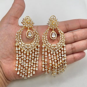 Brincos American Diamond Bali com acabamento dourado e pedras de zircônia branca