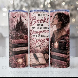 Può includere: Un set di tre bicchieri in acciaio inossidabile a tema gotico. Ogni bicchiere presenta un design diverso: un castello, una donna e il testo "I like my books dark, my vampires dangerous, and my romance spicy."