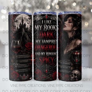 Puede incluir: Un juego de tres vasos de acero inoxidable de 590 ml con temática gótica. Los vasos presentan imágenes de un castillo, una mujer y el texto "I like my books dark, my vampires dangerous, and my romance spicy."