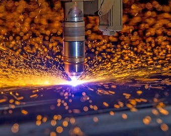 Servicios de corte por plasma.  Signos de corte por plasma.  Corte por plasma industrial.  Señales iluminadas