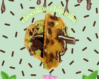 Puede incluir: Un primer plano de una galleta de chocolate con menta con chispas de chocolate verde y blanco. La galleta está partida por la mitad, revelando el interior. La galleta está sobre un fondo verde claro con chispas marrones. El texto "chocolate chip mint" está escrito en letras verdes sobre un fondo blanco. El texto "ZANDY CAKES" está escrito en letras negras sobre un fondo blanco.