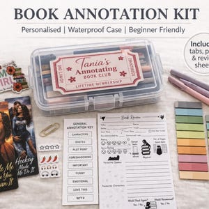 Puede incluir: Una taza de cerámica blanca con asa negra y el texto "But First, Coffee" en negrita negra. La taza se encuentra sobre un fondo neutro, resaltando su diseño sencillo.