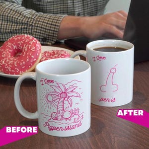 Puede incluir: Dos tazas de cerámica blanca con diseños gráficos en rosa. La taza frontal muestra una palmera, un cerdo y el texto I Love Pigpen Island. La taza trasera muestra un dibujo lineal y el texto I Love penis. Ambas tazas tienen un asa.